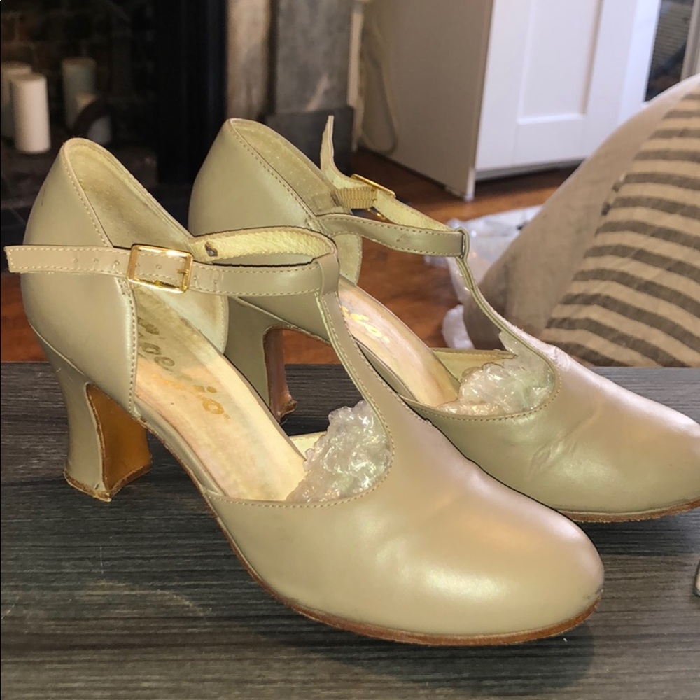 Closed Toe T-Strap Character Shoe
“CHORUS”